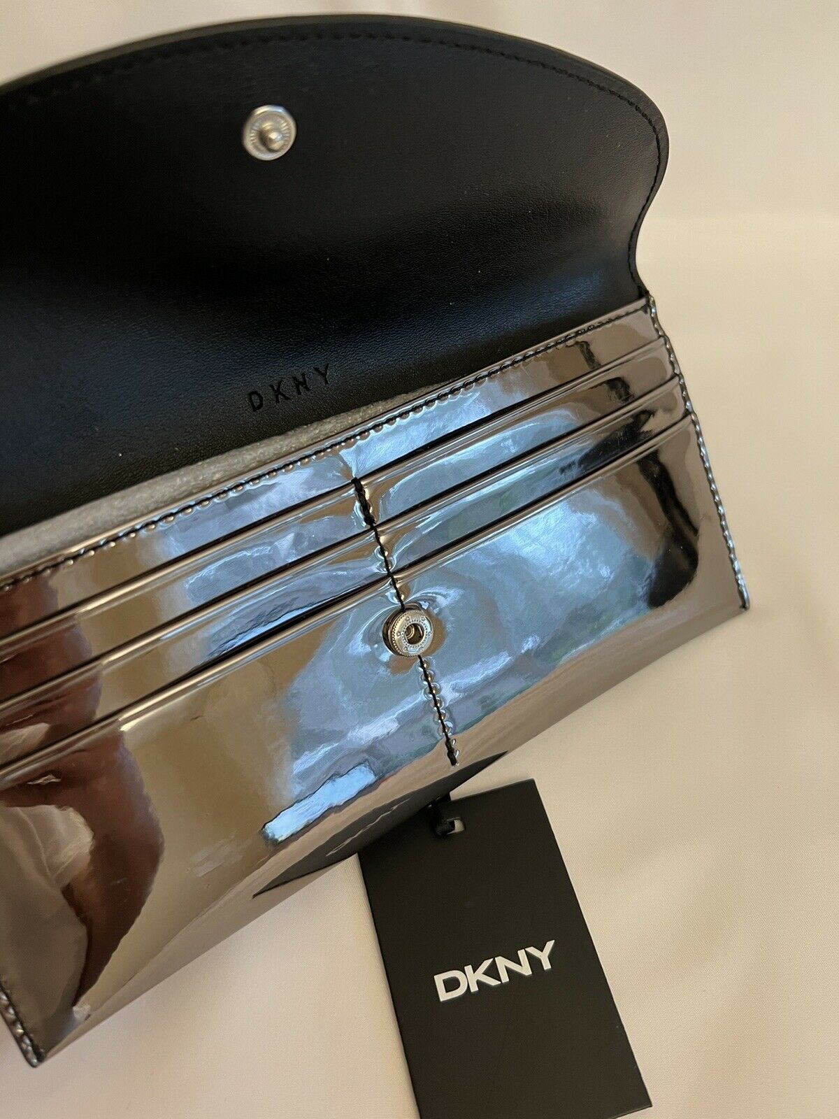 DKNY  Gifting Flap Wallet Shiny Silver.