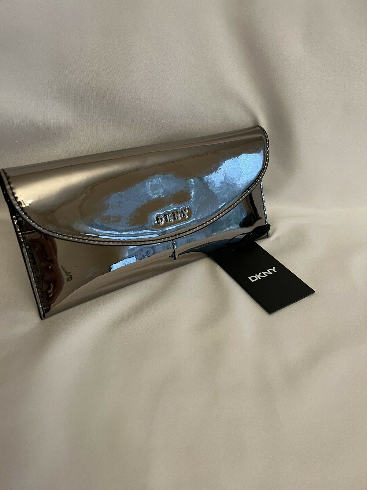 DKNY  Gifting Flap Wallet Shiny Silver.